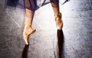 Ballet dancer ready to begin dancing en pointe